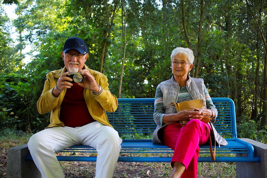 Osoby starsze na ławeczce w parku