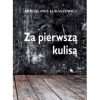 Za pierwszą kulisą