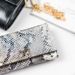 Lakierowany portfel damski wysokiej jakości zdobiony wężowym wzorem - Rovicky