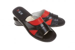 Pantofle ze skóry w ciekawej łączonej kolorystyce pw010 czarny/czerwony