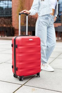 Średnich rozmiarów walizka z tworzywa. ABS+ - Peterson