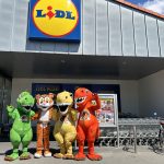 Tygryski i Dinozaury – łączą siły z myślą o dzieciach i całych rodzinach! Zdjęcie przed sklepem Lidl