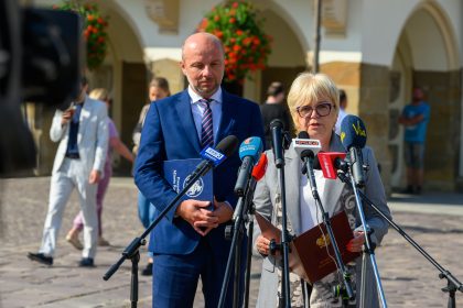 Konferencji prasowej z udziałem Teresy Kubas-Hul wojewody podkarpackiego, posła Pawła Kowala oraz prezydenta Rzeszowa Konrada Fijołka