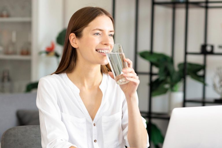 kobieta pije wodę ze szklanki