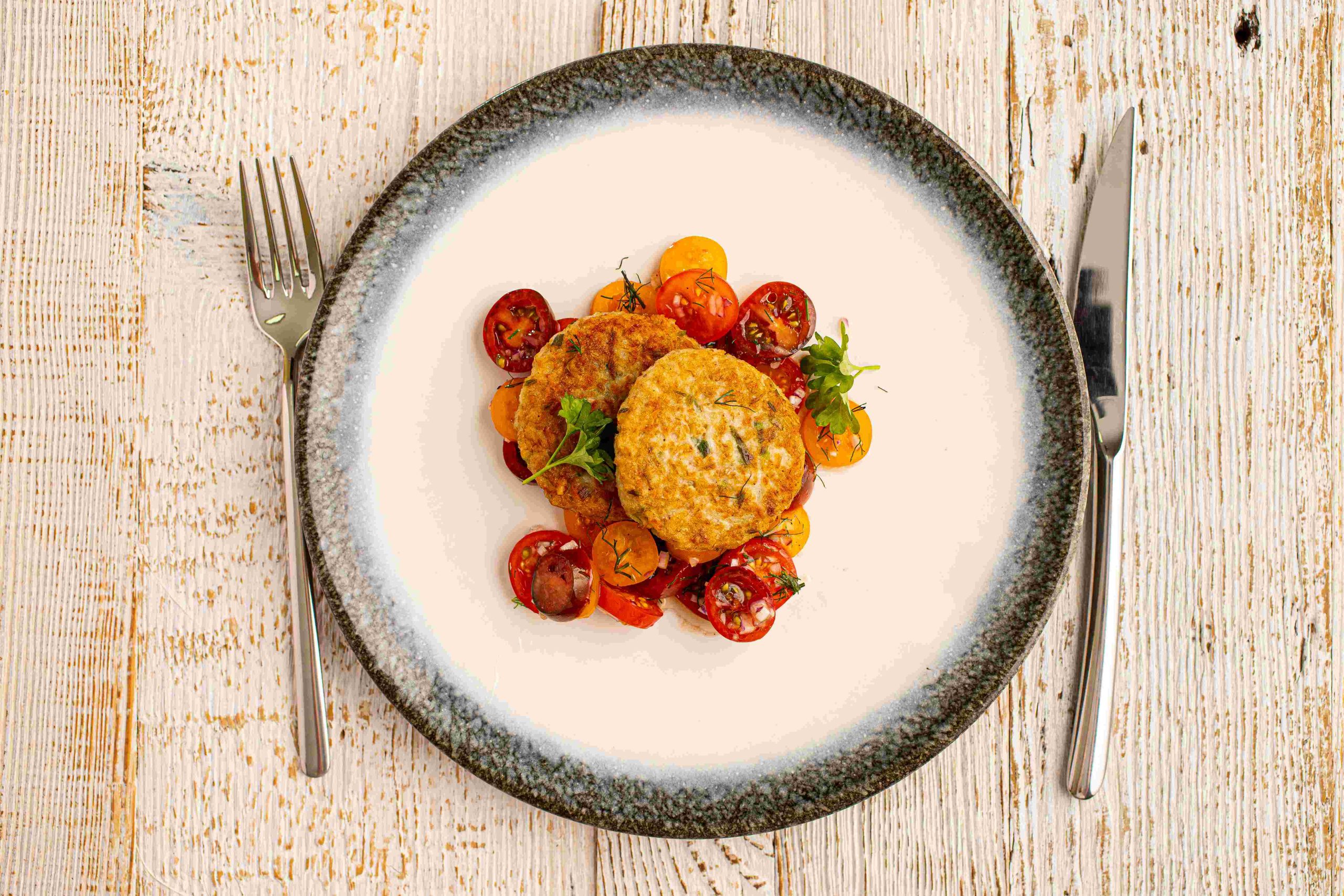 Kotleciki z kaszy owsianej z sałatką z pomidora – z łodzi