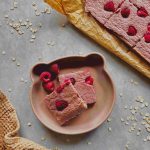 Owsiany malinowy pieczony naleśnik