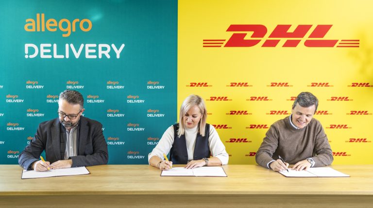 Podpisanie umowy 2 Agnieszka Świerszcz Pablo Ciano i Jakub Kłoczewiak