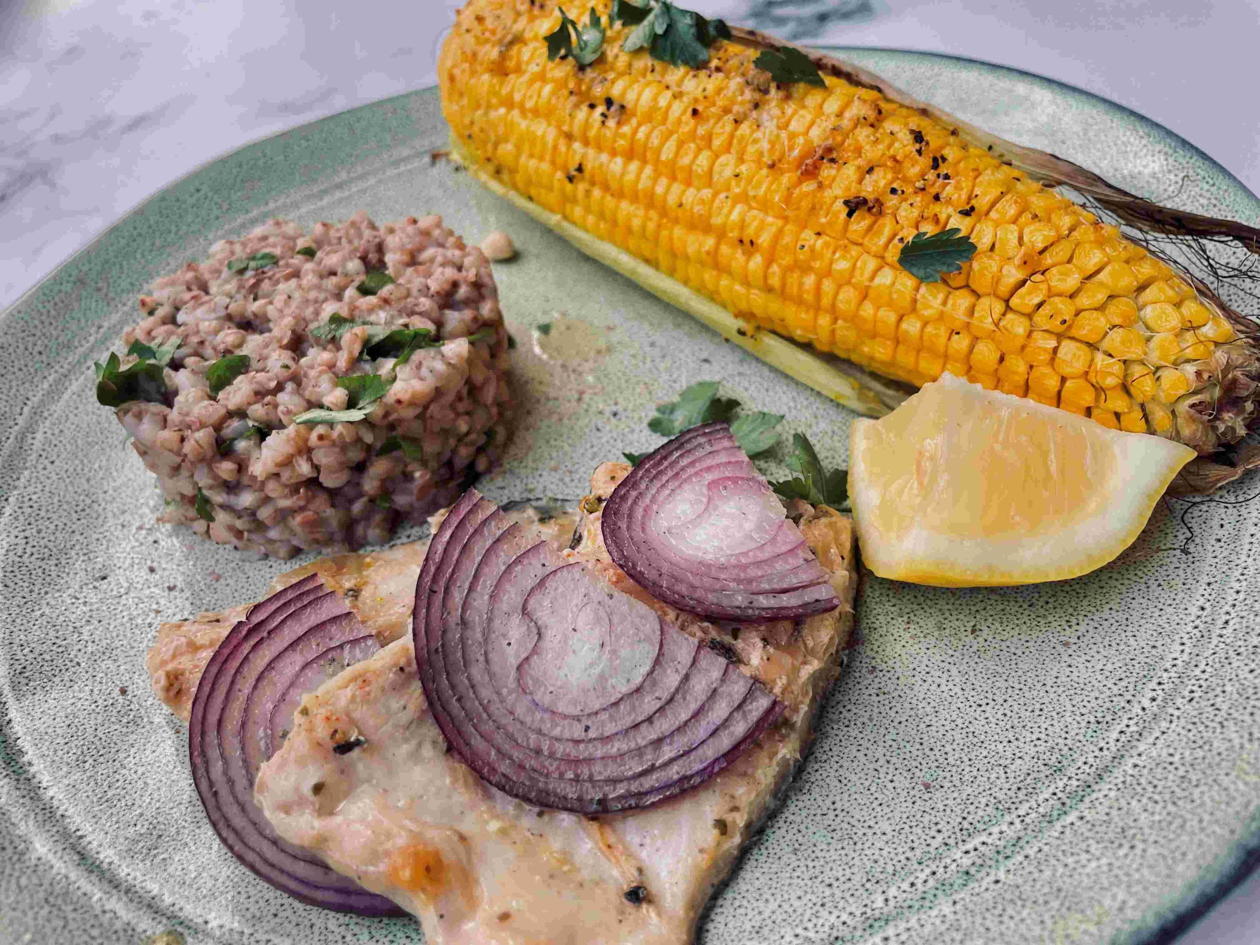 Pstrąg z kolbą kukurydzy