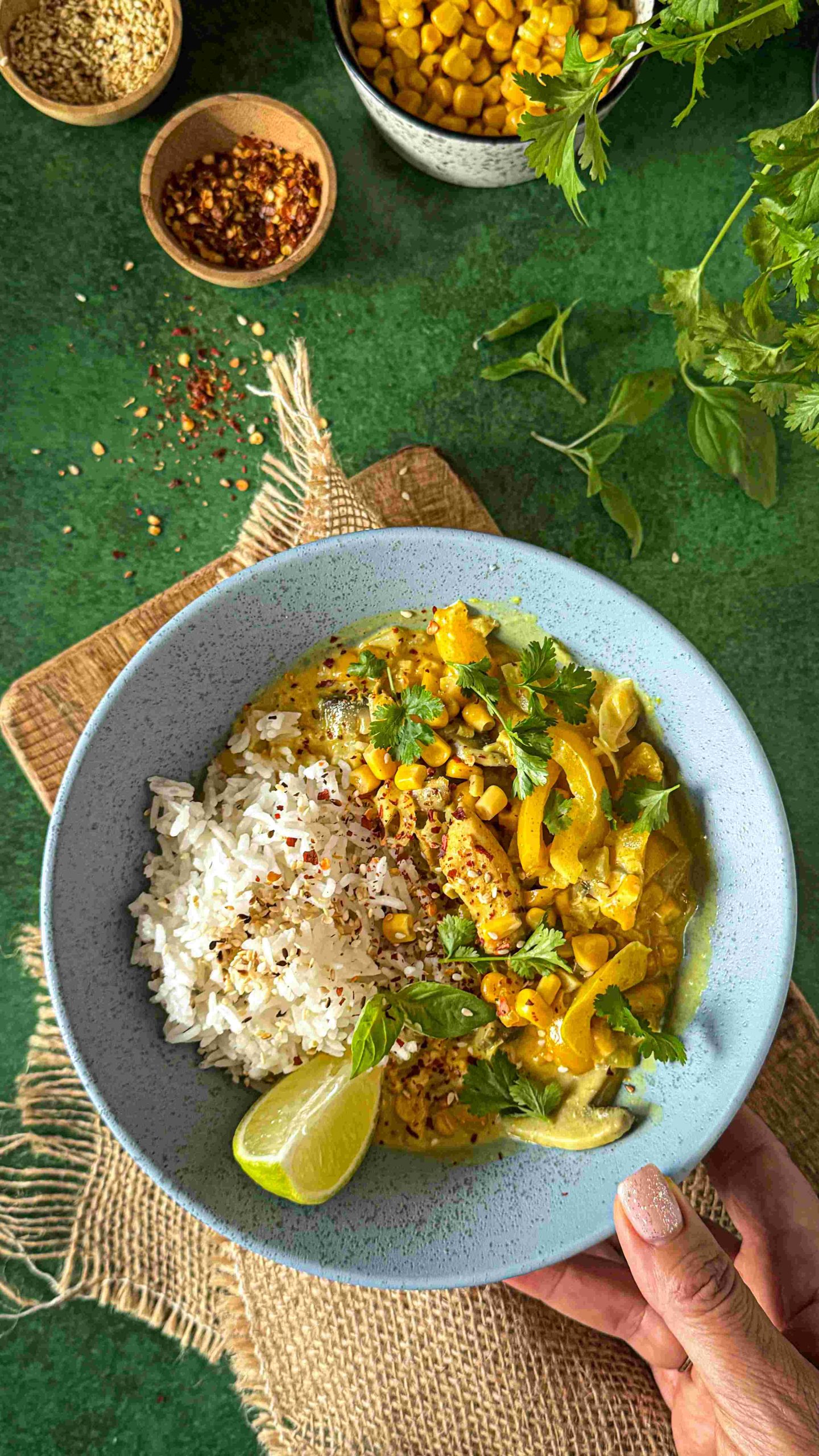 Tajskie żółte curry z kurczakiem i kukurydzą