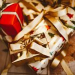 Złoto pod choinką. Jak król metali został jednym z symboli świąt.