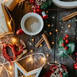 Świąteczny stół z widokiem na kawę z góry