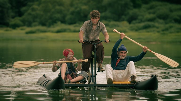 „Dziadku, wiejemy!”: niezwykła opowieść, która łączy pokolenia. Zobacz oficjalny plakat filmu