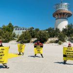 Wielki transparent na terenie rezydencji prezydenta w Juracie. Aktywiści Greenpeace apelują do kandydatów, by wspierali OZE. Fot. Greenpeace