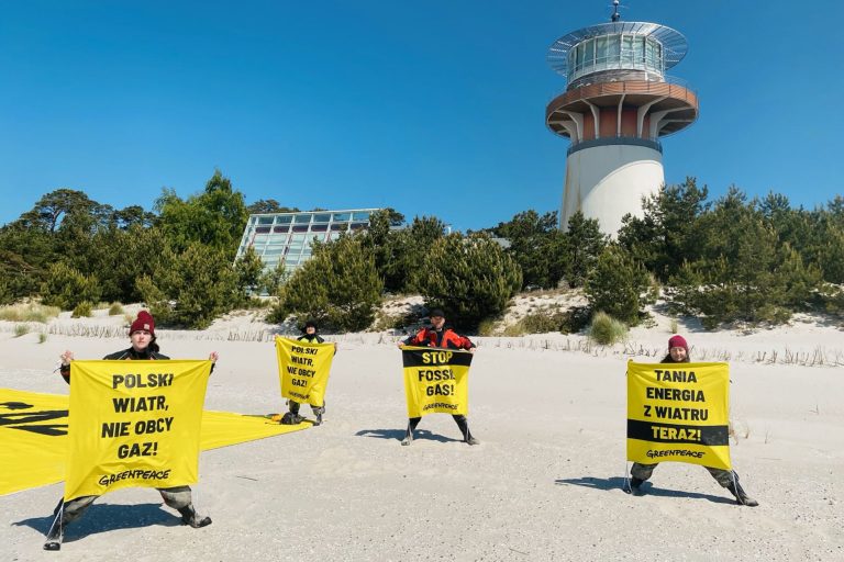 Wielki transparent na terenie rezydencji prezydenta w Juracie. Aktywiści Greenpeace apelują do kandydatów, by wspierali OZE. Fot. Greenpeace