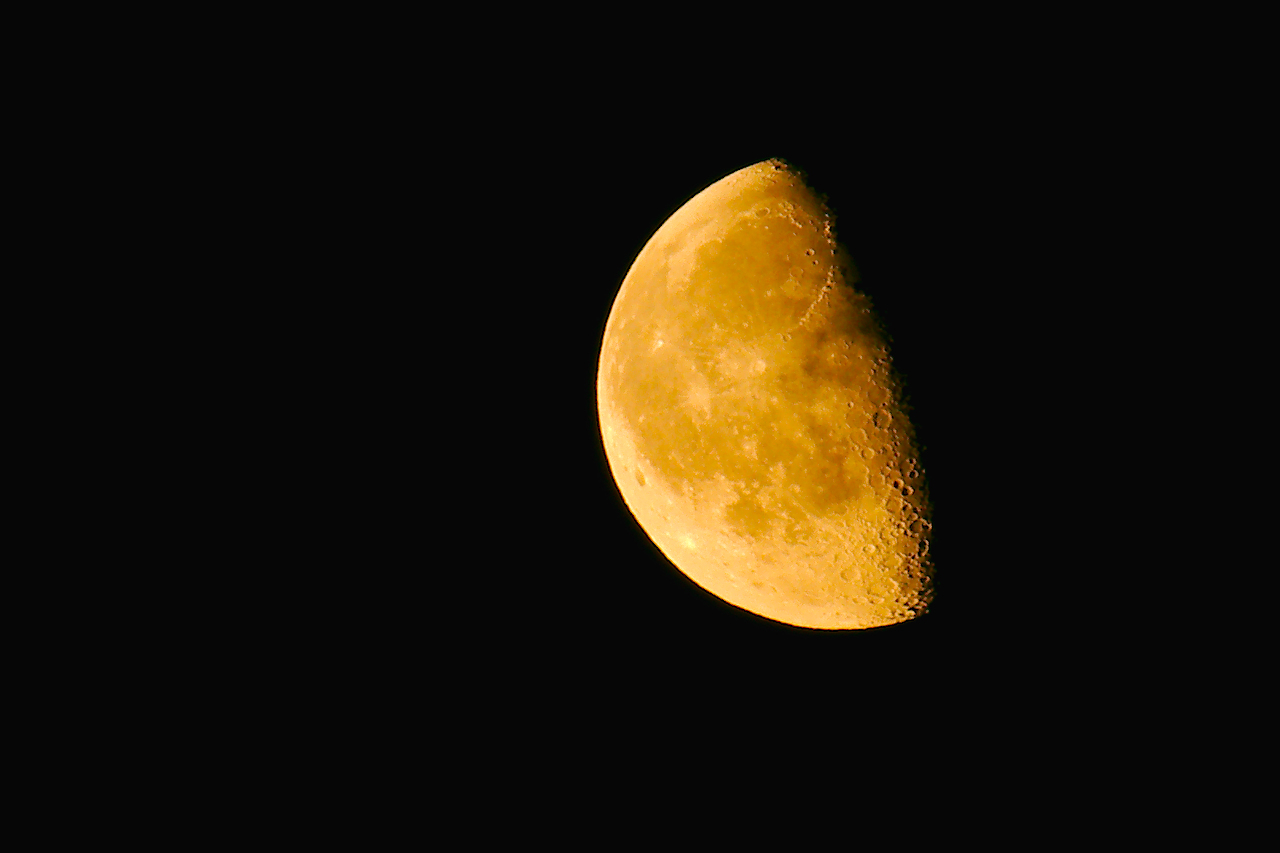 Pomarańczowy księżyc nad Rzeszowem fot Waldemar Wieczorek