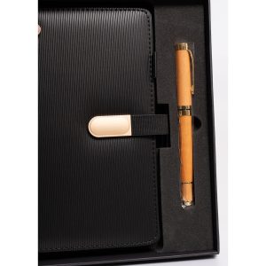 Zestaw prezentowy: czarny, elegancki notes A5 w linie i długopis z czarnym wkładem - Peterson