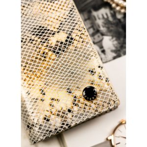 Skórzany portfel damski na magnes z fakturą imitującą skórę węża w beżowym kolorze - Peterson