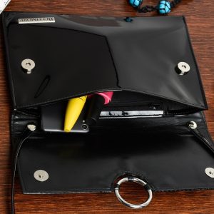 Czarna oryginalna damska torebka kopertówka na pasku usztywniana W63