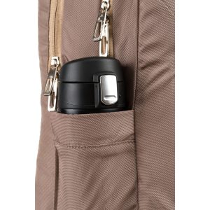 Pojemny, sportowy plecak z nylonu w beżowym kolorze, zawieszony na regulowanych szelkach - Peterson