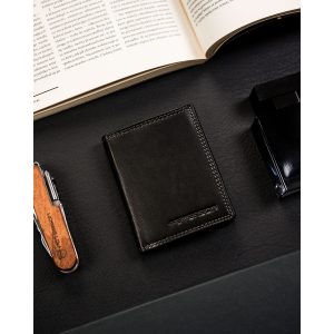 Skórzany, pionowy portfel męski w czarnym kolorze bez zapięcia zewnętrznego - Peterson