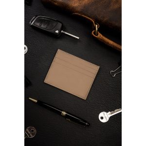Etui na karty ze skóry naturalnej w ciemno beżowym kolorze
