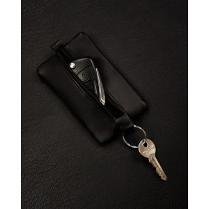 Niewielkie etui na klucze ze skóry naturalnej w czarnym kolorze zamykane suwakiem