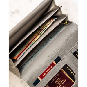 Poziomy portfel damski ze skóry naturalnej w kwiatowy wzór zamykany zatrzaskiem - Peterson