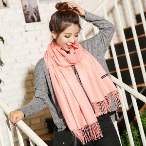 Jednokolorowy Szalik damski duży Cashmere frędzle SZA-02 kolor łososiowy