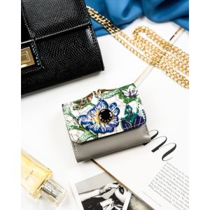 Wielokolorowy portfelik damski ze skóry naturalnej w kwiaty zamykany biglem i zatrzaskiem - Peterson