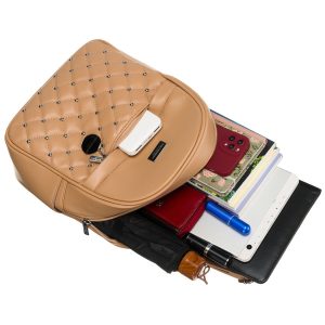 Mały pikowany beżowy plecak damski zdobiony srebrnymi nitami i modnym brelokiem eko skóra Peterson