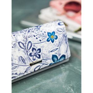 Portfel damski w kwiaty wykonany ze skóry naturalnej i ekologicznej, zamykany biglem i zatrzaskiem - 4U Cavaldi