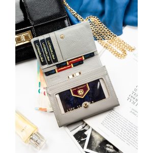 Portfel damski ze skóry naturalnej w niebieskim kolorze ozdobiony kwiatowym wzorem - Peterson