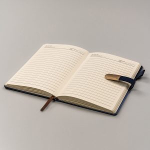 Zestaw prezentowy: elegancki, granatowy notes A5 w linie i długopis z czarnym wkładem - Peterson