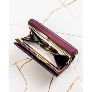 Średniej wielkości portfel damski wykonany ze skóry naturalnej i ekologicznej w fioletowym kolorze - Peterson