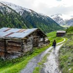 Jesienne wędrówki po górach. Jakie okulary przeciwsłoneczne wysokogórskie wybrać. Fot. pexels-michalrobak-25753379