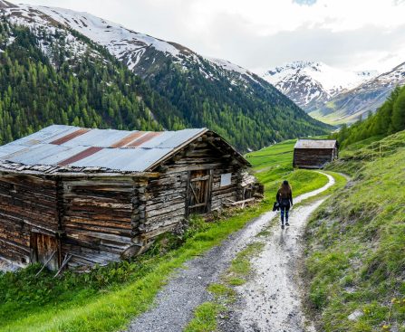 Jesienne wędrówki po górach. Jakie okulary przeciwsłoneczne wysokogórskie wybrać. Fot. pexels-michalrobak-25753379