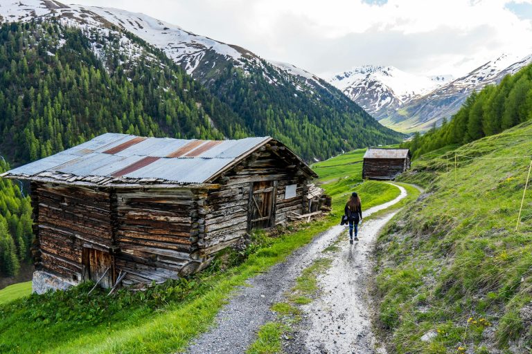 Jesienne wędrówki po górach. Jakie okulary przeciwsłoneczne wysokogórskie wybrać. Fot. pexels-michalrobak-25753379