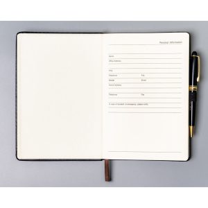Czarny notes w formacie A5 zadrukowany w kropki, wyposażony w gumkę zamykającą - Peterson