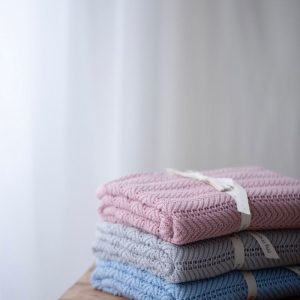Bambusowy kocyk powder pink 80x100 - feather