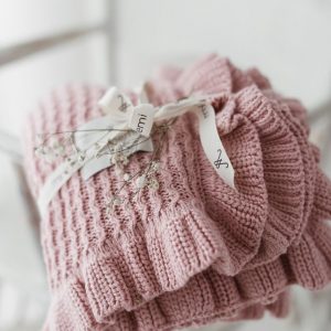 Kocyk bambusowy z falbanką 85x105 powder pink