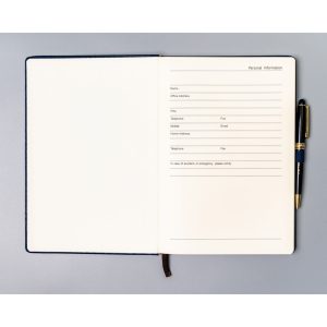 Granatowy notes w formacie B5 zadrukowany w kropki i wyposażony w gumkę zamykającą - Peterson