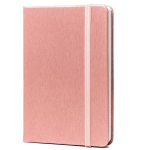 Różowy notes w formacie A6 zadrukowany w kropki, wyposażony w gumkę zamykającą - Peterson