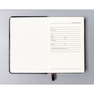 Czarny notes w formacie A6 zadrukowany w kropki, wyposażony w gumkę zamykającą - Peterson