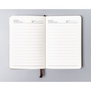 Beżowy notes w formacie A6 zadrukowany w linie, wyposażony w gumkę zamykającą - Peterson