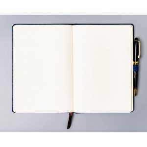 Notes w formacie A5 w granatowym kolorze, wyposażony w gumkę zamykającą - Peterson