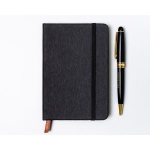 Czarny notes w formacie A6 zadrukowany w linie, wyposażony w gumkę zamykającą - Peterson