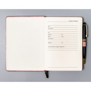 Różowy notes w formacie B6 zadrukowany w kropki, wyposażony w gumkę zamykającą - Peterson