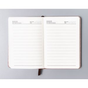 Notes w formacie A6 w różowym kolorze, zadrukowany w linie i wyposażony w gumkę zamykającą - Peterson