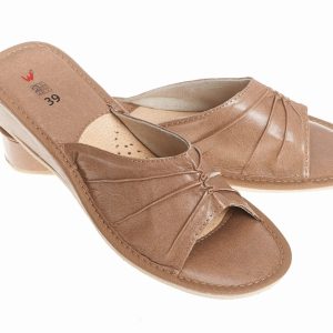 Pantofle damskie Wójciak, klin o wysokości 3,5 cm, wzór ręcznie robiony. Model 026