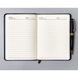 Czarny notes w formacie B6 zadrukowany w linie, wyposażony w pętelkę na długopis - Peterson
